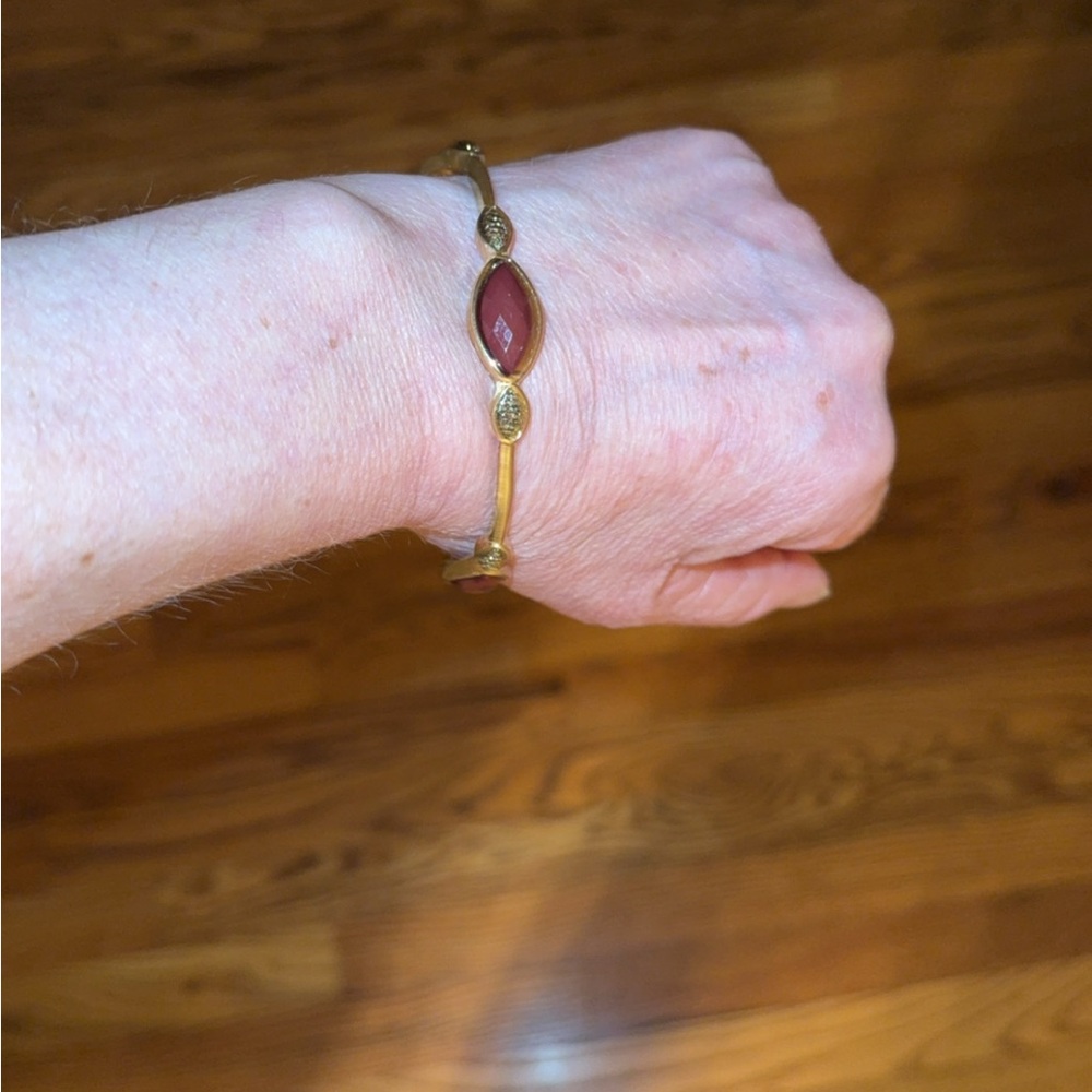 Vintage Crown Trifari Red Lucite Cabochons Gold Clip Earrings and Bracelet Set - Picture 8 of 13